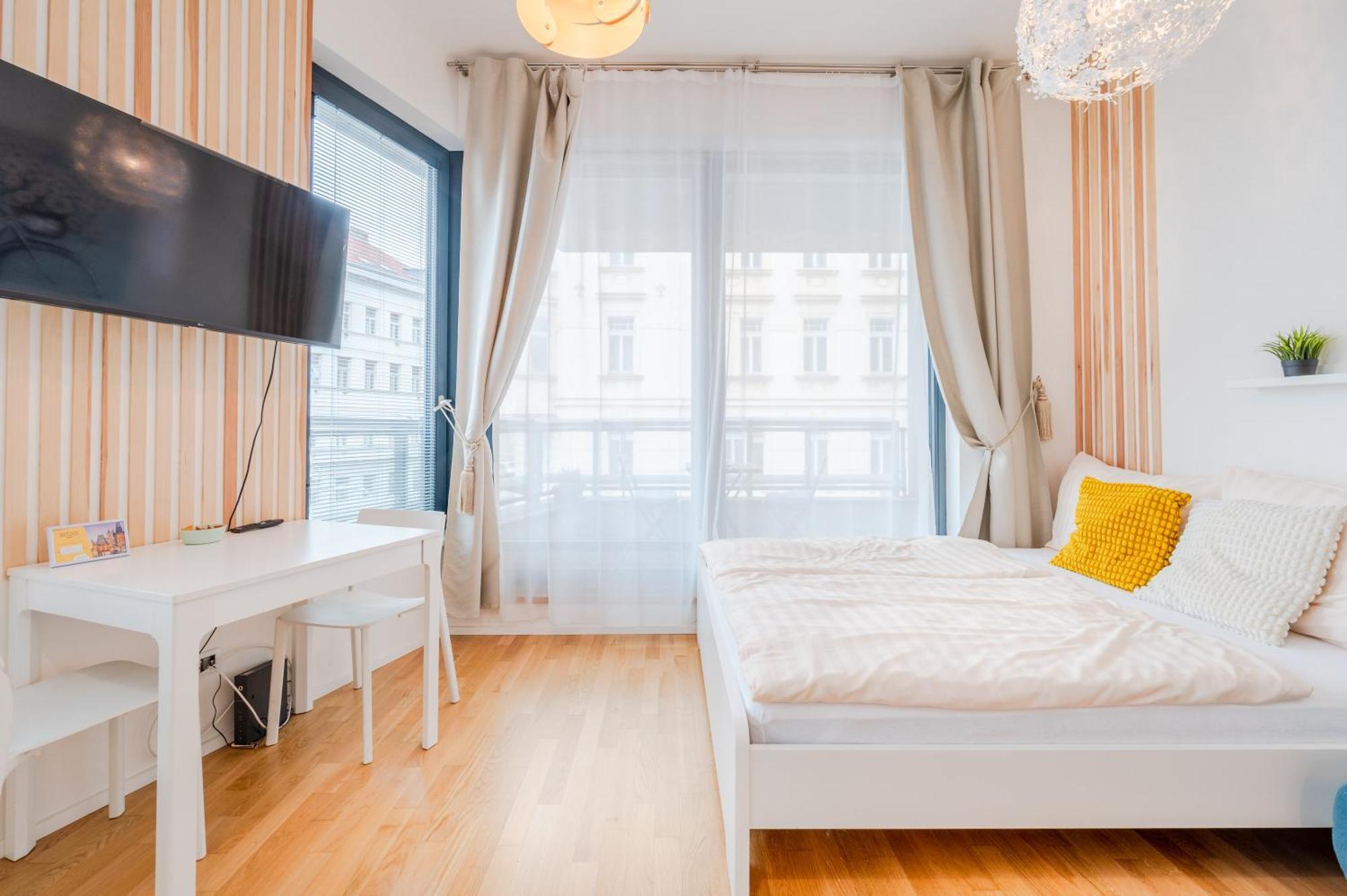 New-built Golden Luxury With Balcony Apartment