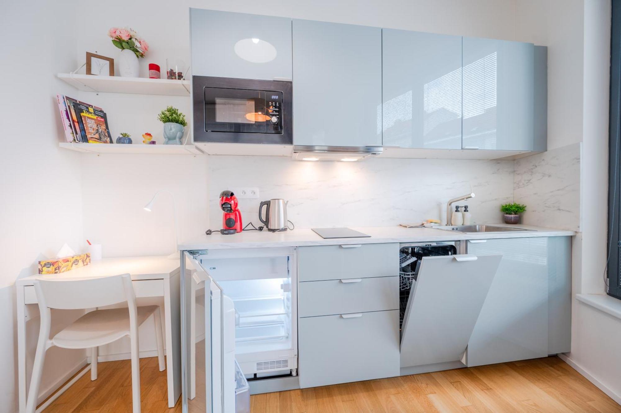 New-built Golden Luxury With Balcony Apartment *